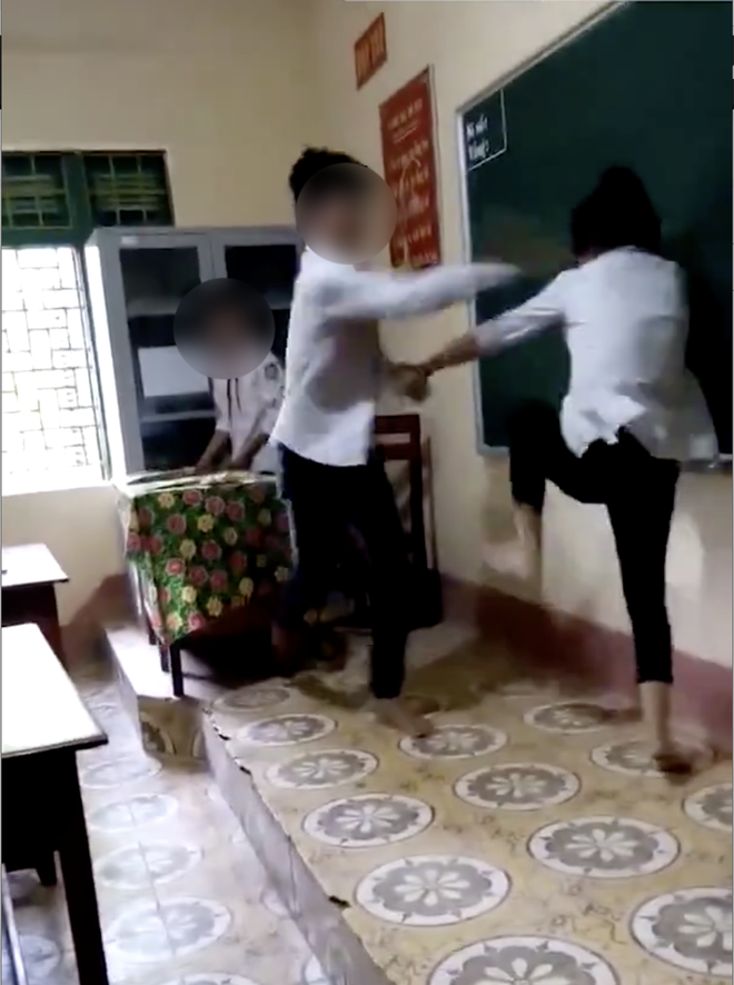 nam sinh song phi dam dap lien tiep vao mat ban nu ngay tren buc giang