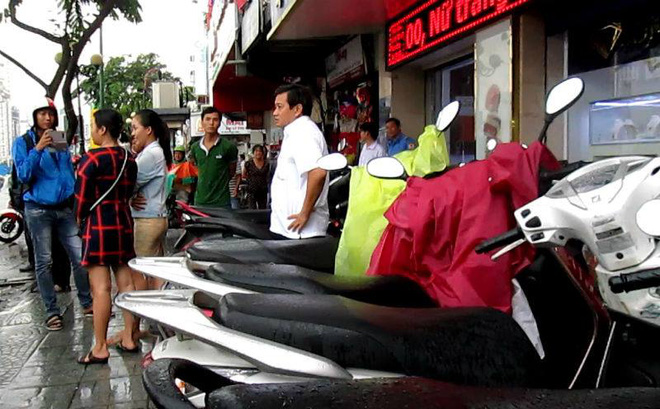 tp hcm chu bai xe bi lap bien ban nhan vien xuc pham rut day nit danh thuong uy cong an