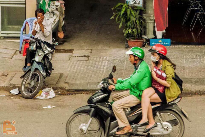 phai doi mu bao hiem uot co gai da co hanh dong khong ngo voi tai xe grabbike