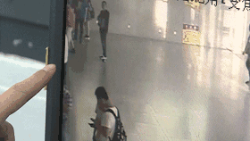 that tinh nam thanh nien vung tien tai nha ga voi hy vong lap day the gioi bang tinh yeu