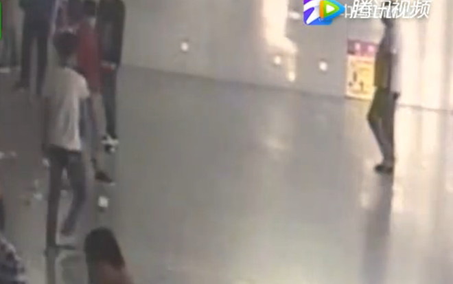 that tinh nam thanh nien vung tien tai nha ga voi hy vong lap day the gioi bang tinh yeu