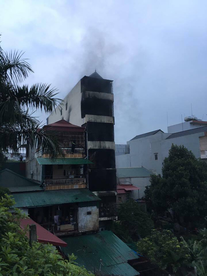 ha noi csgt treo tuong cuu 5 nguoi trong ngoi nha chay lon luc nua dem 2 con gai chu nha tu vong