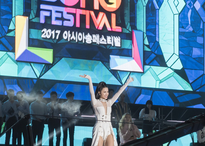 dong nhi bat tay leeteuk teayeon tai asia song festival