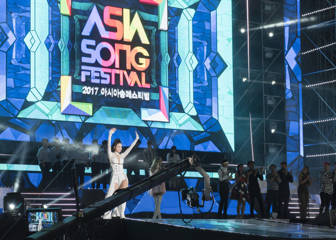 dong nhi bat tay leeteuk teayeon tai asia song festival