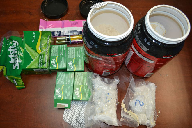 co gai 25 tuoi nhan 400gr ma tuy da trong thung qua tu my ve viet nam