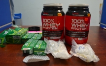 co gai 25 tuoi nhan 400gr ma tuy da trong thung qua tu my ve viet nam