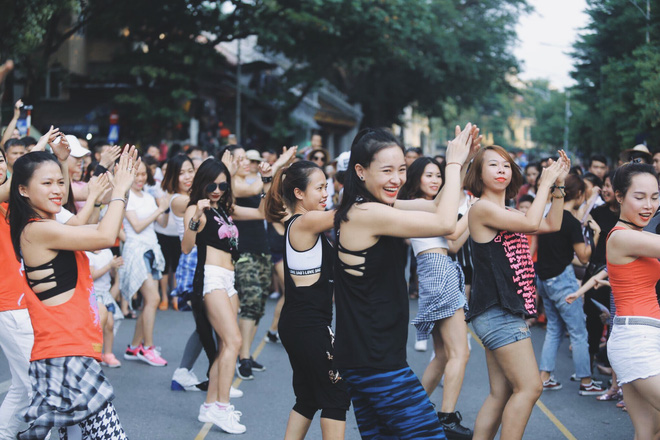 cac em nho nao loan pho di bo ha noi khi day nhay cho du khach nuoc ngoai