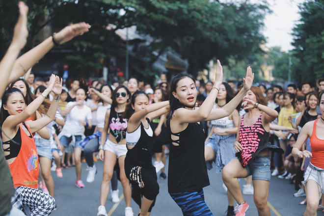 cac em nho nao loan pho di bo ha noi khi day nhay cho du khach nuoc ngoai