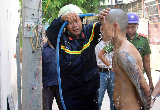 da nang nam thanh nien ngao da tu boi voi toan than leo len tang 3 nhay mua roi doa tu tu