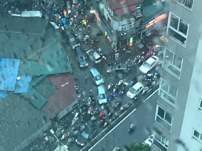 duong pho ha noi un tac sau mua lon nhieu nguoi dan co di nguoc chieu giua dong xe dong duc