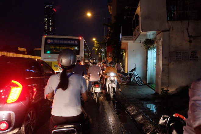 duong pho ha noi un tac sau mua lon nhieu nguoi dan co di nguoc chieu giua dong xe dong duc