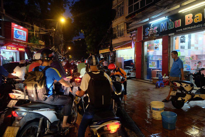 duong pho ha noi un tac sau mua lon nhieu nguoi dan co di nguoc chieu giua dong xe dong duc