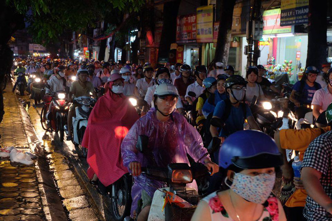 duong pho ha noi un tac sau mua lon nhieu nguoi dan co di nguoc chieu giua dong xe dong duc