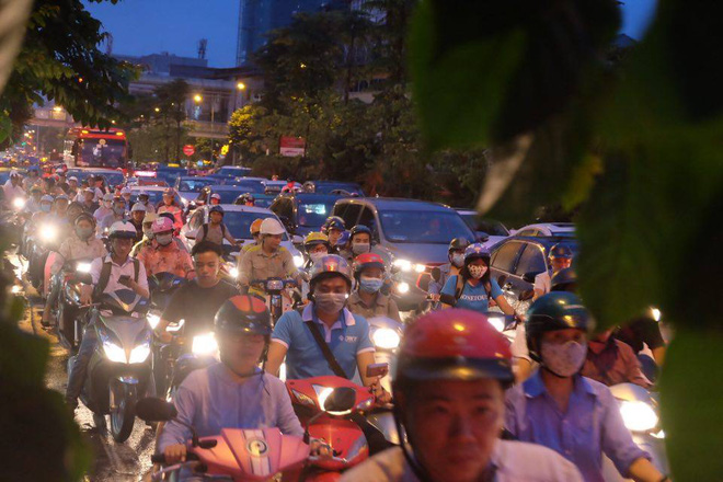 duong pho ha noi un tac sau mua lon nhieu nguoi dan co di nguoc chieu giua dong xe dong duc