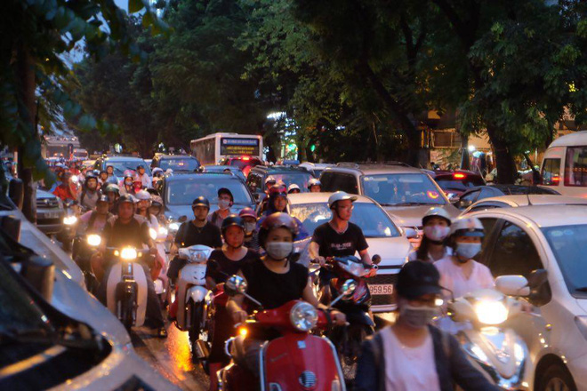 duong pho ha noi un tac sau mua lon nhieu nguoi dan co di nguoc chieu giua dong xe dong duc