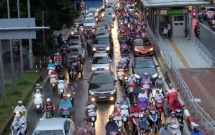 duong pho ha noi un tac sau mua lon nhieu nguoi dan co di nguoc chieu giua dong xe dong duc