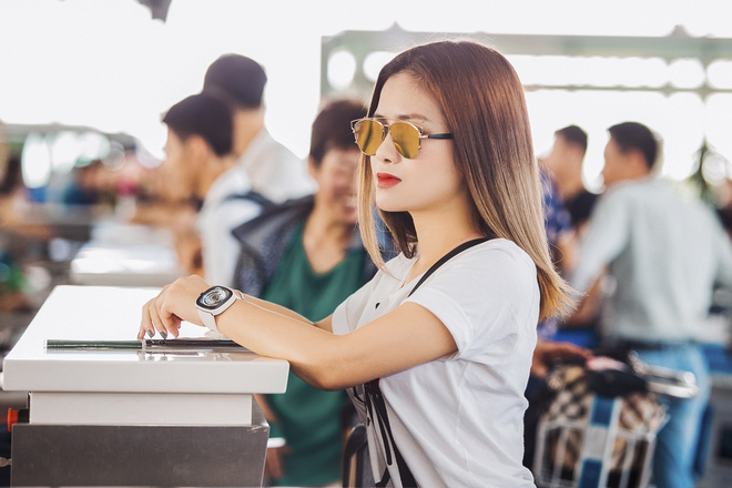 duong hoang yen mac gian di nhung van noi bat khi xuat hien tai san bay noi bai