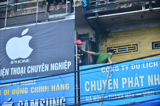 ha noi can nha 2 tang chay rui luc 3h sang canh sat pccc phai cat khoa de tiep can vao ben trong
