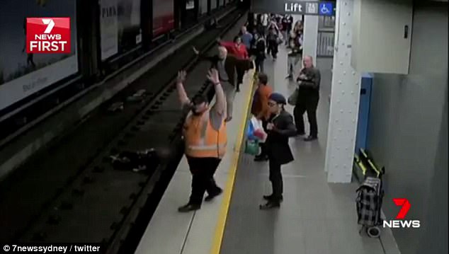 ngat xiu roi nga xuong duong ray tau dien ngam chang ngo van may van mim cuoi voi nguoi dan ong gap tai nan