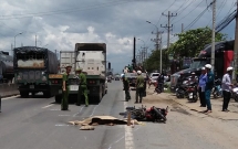 dang di xe om gap tai nan nguoi phu nu tu vong thuong tam duoi banh xe container