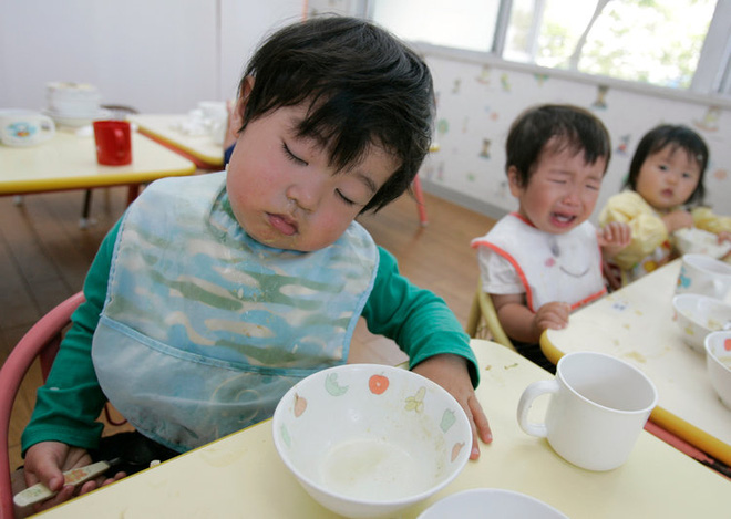 bua trua khong don gian la an cho no bung do la mot phan quan trong trong cach giao duc tre em cua nguoi nhat