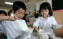 bua trua khong don gian la an cho no bung do la mot phan quan trong trong cach giao duc tre em cua nguoi nhat