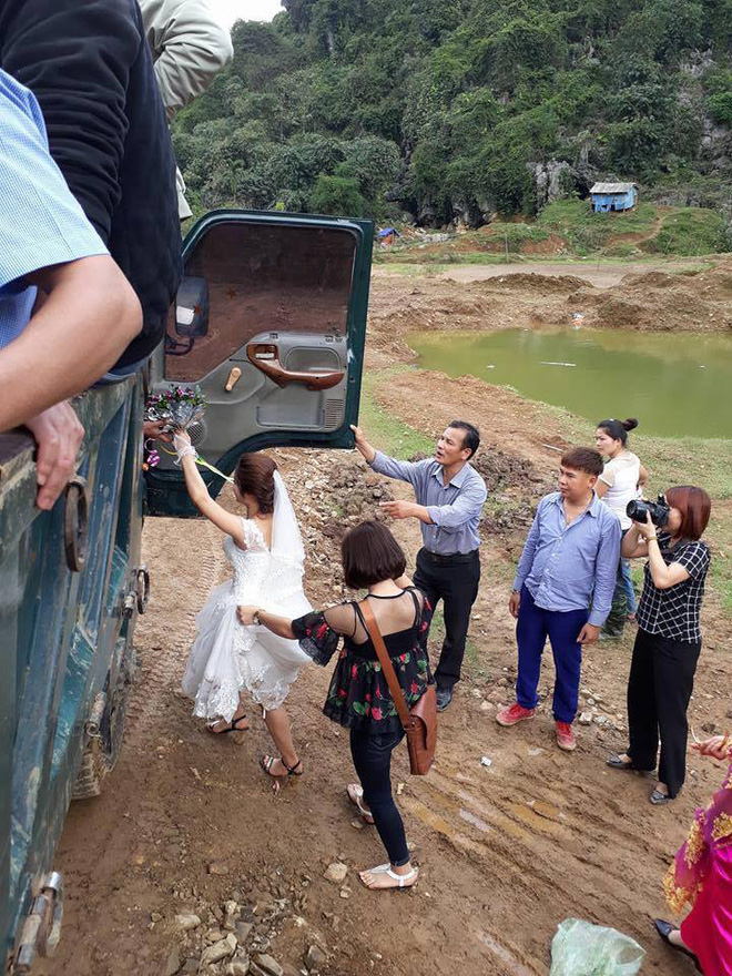 chao don con dau long chu re chia se lai bo anh ky niem ruoc dau bang xe cho go khien dan mang thich thu