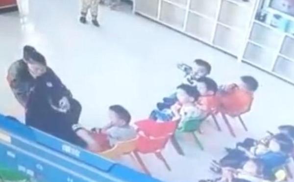 bao mau trung phat hoc sinh bang cach troi tay hanh ha da man cac em ngay truoc lop