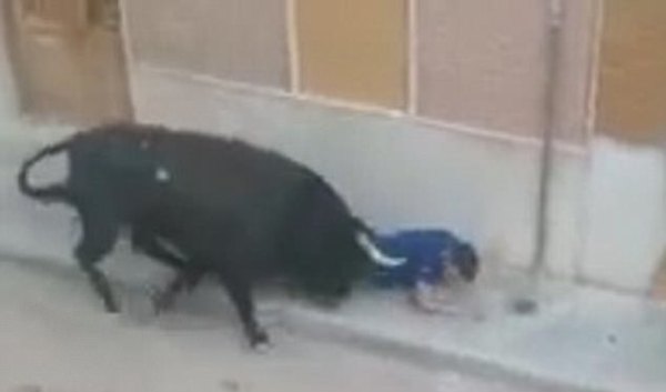 choc gian bo tot nguoi dan ong bi huc chet trong le hoi truyen thong