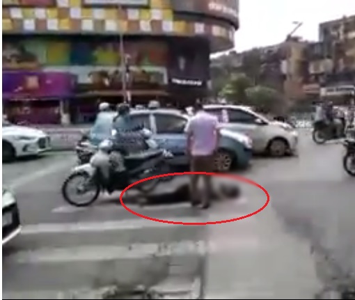 ha noi doi nam nu dieu khien xe may tong cu ong tu vong roi bo chay