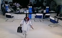 camera ghi canh ke bit mat cam sung xong vao cuop ngan hang giua ban ngay