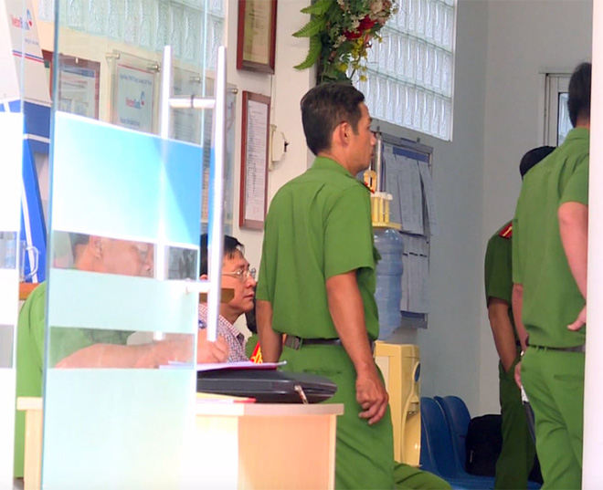 tim thay mu bao hiem tui xach nghi cua doi tuong cam sung cuop ngan hang