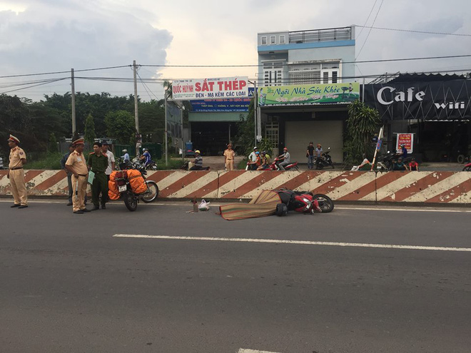 dong nai lai xe may di du lich nguoi phu nu ngoai quoc bi xe ben can tu vong