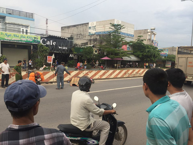 dong nai lai xe may di du lich nguoi phu nu ngoai quoc bi xe ben can tu vong
