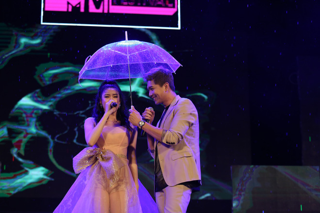 tim va truong quynh anh van tinh tu hon nhau duoi con mua lon