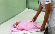 hue be gai con nguyen day ron bi bo roi duoi gam cau da vien