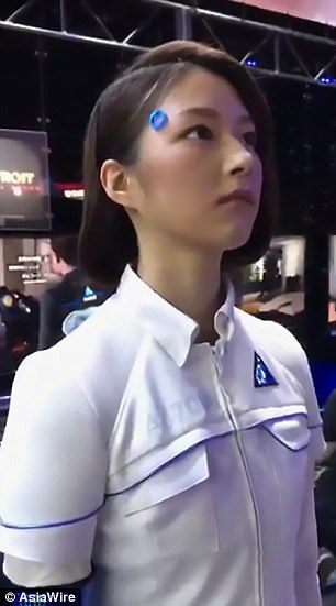 nu nguoi mau robot qua giong thuc khien du khach phai boi roi vi lan lon