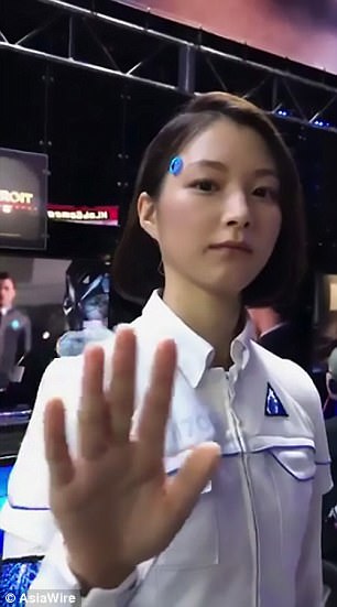 nu nguoi mau robot qua giong thuc khien du khach phai boi roi vi lan lon