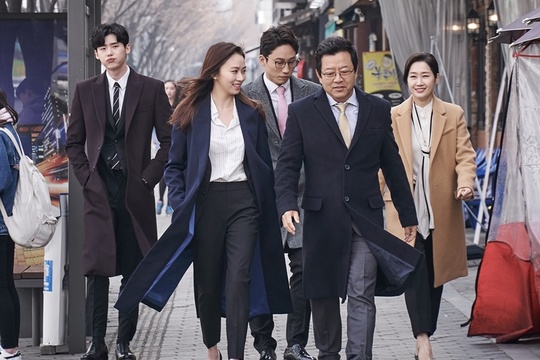 lee jong suk phat dien vi suzy thi ngao dong nghiep thi lao