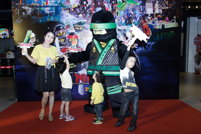 loat gia dinh sao viet no nuc bong be con di xem phim