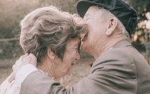 dieu ngot ngao cua ong ba cu sau 60 nam ket hon chua tung co co hoi chup anh cuoi