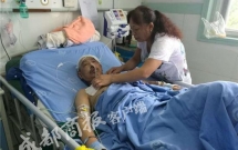 trung quoc cha mac benh hiem ngheo con trai len mang quyen gop roi om tien cao chay xa bay