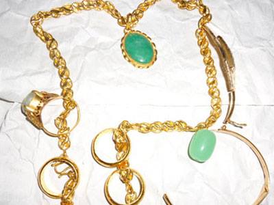 gia dang khach den mua vang nhom thieu nu lay trom hang tram day chuyen vang