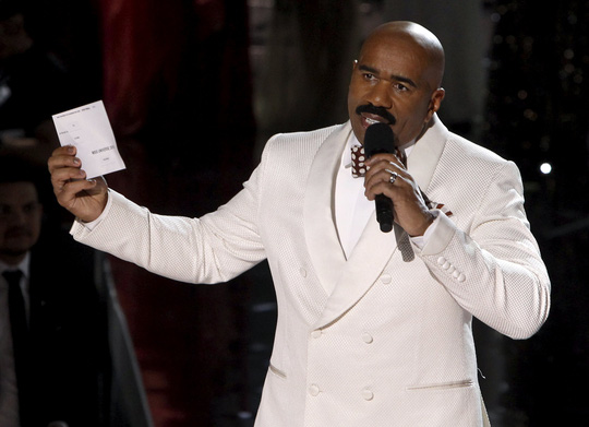 sau su co tham hoa doc nham ten mc steve harvey tiep tuc dan hoa hau hoan vu the gioi 2017