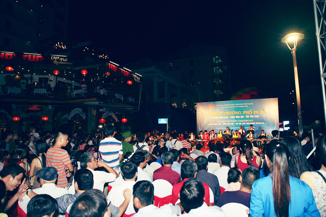 hue hang nghin nguoi dan va du khach un un do ve 2 pho di bo khu pho tay ngay khai truong