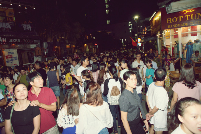 hue hang nghin nguoi dan va du khach un un do ve 2 pho di bo khu pho tay ngay khai truong