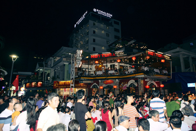 hue hang nghin nguoi dan va du khach un un do ve 2 pho di bo khu pho tay ngay khai truong