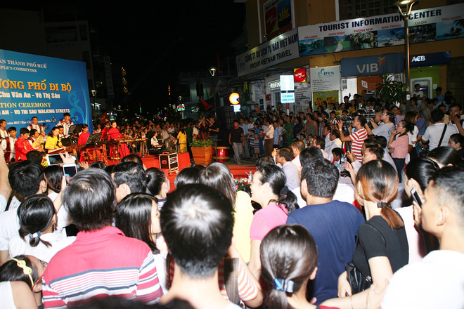 hue hang nghin nguoi dan va du khach un un do ve 2 pho di bo khu pho tay ngay khai truong