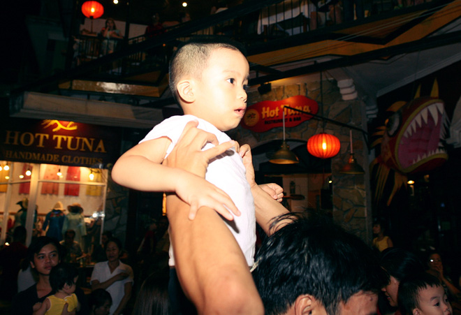 hue hang nghin nguoi dan va du khach un un do ve 2 pho di bo khu pho tay ngay khai truong