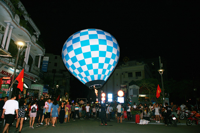 hue hang nghin nguoi dan va du khach un un do ve 2 pho di bo khu pho tay ngay khai truong